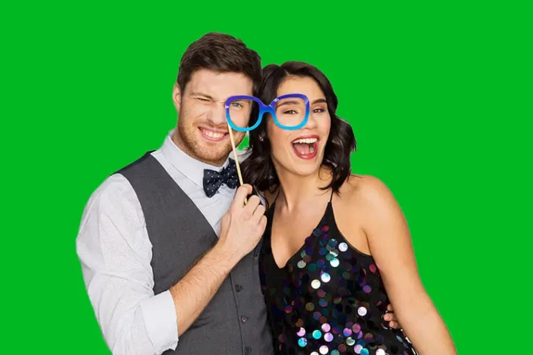 Gäste posieren vor einem grünen Greenscreen-Hintergrund in der click and smile Fotobox