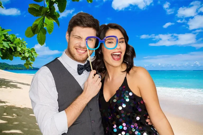 Greenscreen-Fotobox mit digital eingefügtem Strandmotiv – Gäste sehen den fertigen Hintergrund direkt auf dem Foto