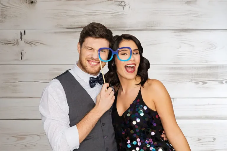 Fotobox-Hintergrund in heller Holzoptik – rustikal und stilvoll für Hochzeiten