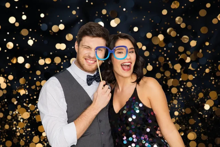 Fotobox-Hintergrund mit buntem Konfetti – ideal für fröhliche Partystimmung