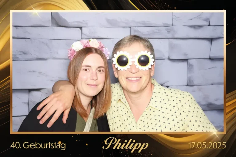 fotobox-bischofsheim-geburtstag Zwei Gäste bei einer Feier mit der click and smile Fotobox in Bischofsheim in der Rhön