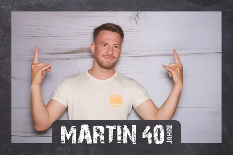 fotobox-mellrichstadt-geburtstag Gast vor der click and smile Fotobox beim 40. Geburtstag in Mellrichstadt
