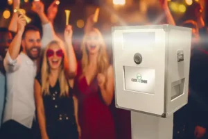 Gäste posieren mit Accessoires vor der Fotobox – click and smile