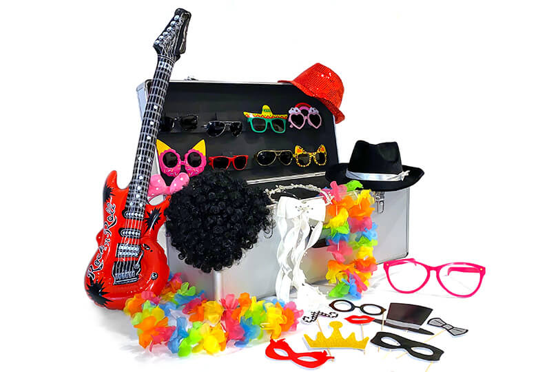 click and smile Fotobox Accessories, Verkleidung, Brillen und Hüte in einem Aluminium Koffer